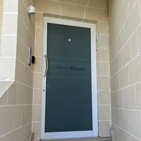 Large 2-bedroom Near Airport - דירה Mqabba