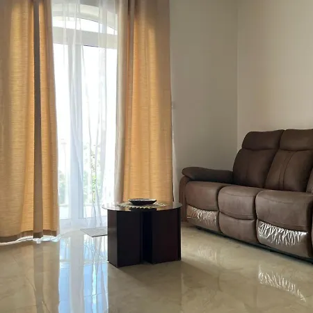 Large 2-bedroom Near Airport - Διαμέρισμα Mqabba