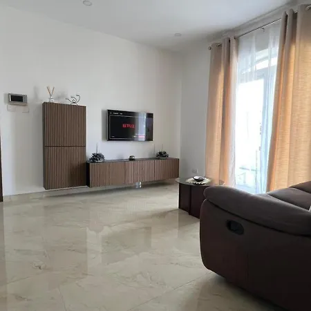 Large 2-bedroom Near Airport - *