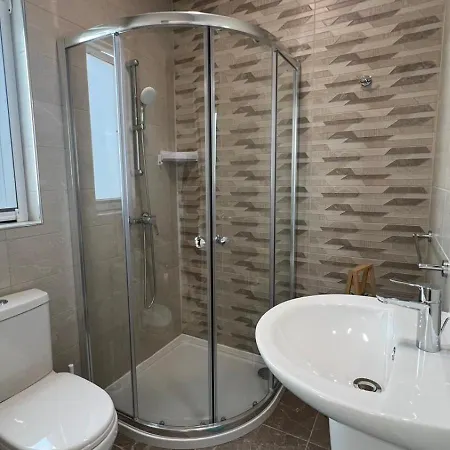Large 2-bedroom Near Airport -